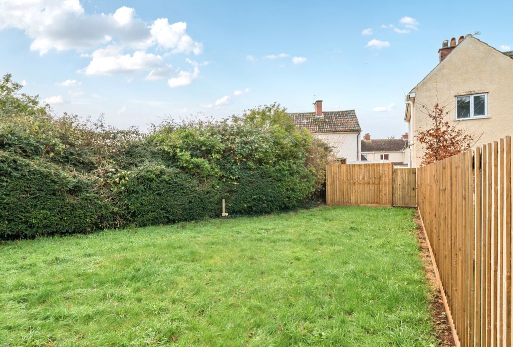 Property photo 2 of 12 1385634-4-6926Ffb...