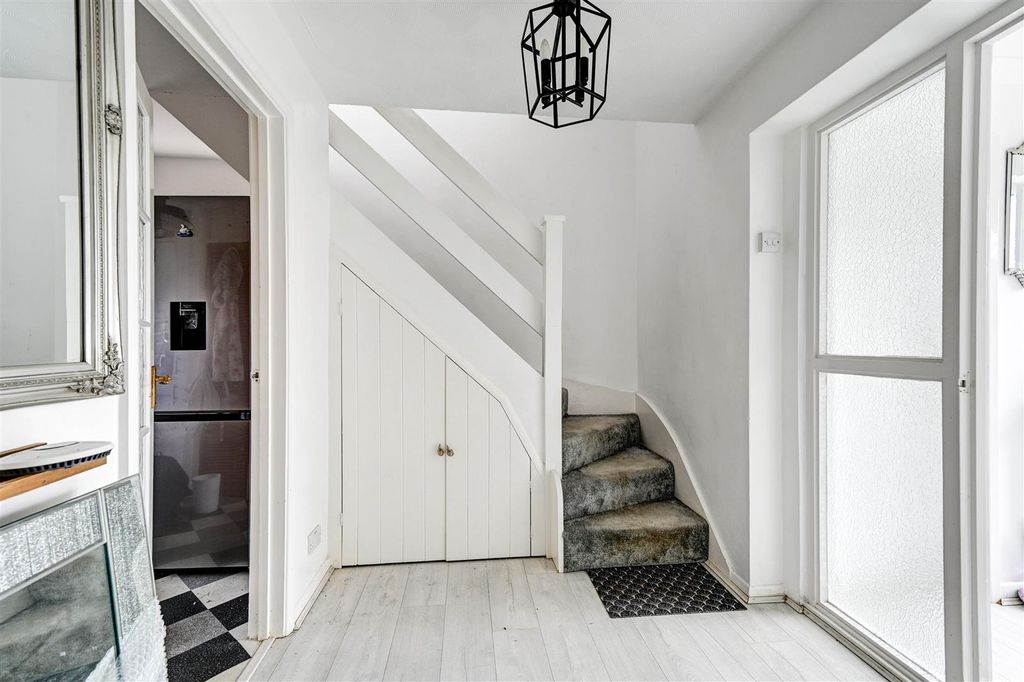 Property photo 2 of 18 Entrance Hall.Jpg
