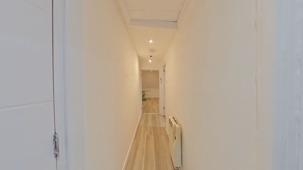 Property photo 2 of 11 Hallway