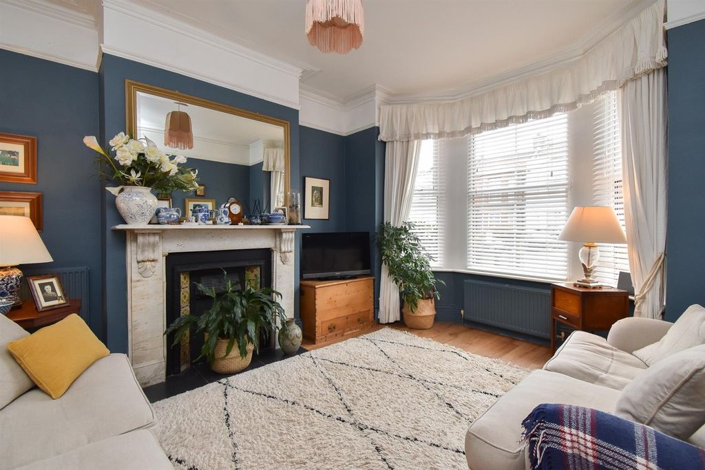 Property photo 1 of 21 Living Room