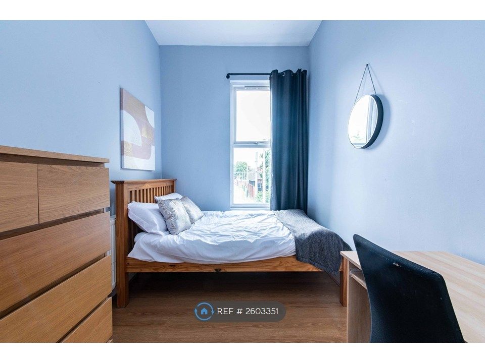 Property photo 1 of 8 Room 4