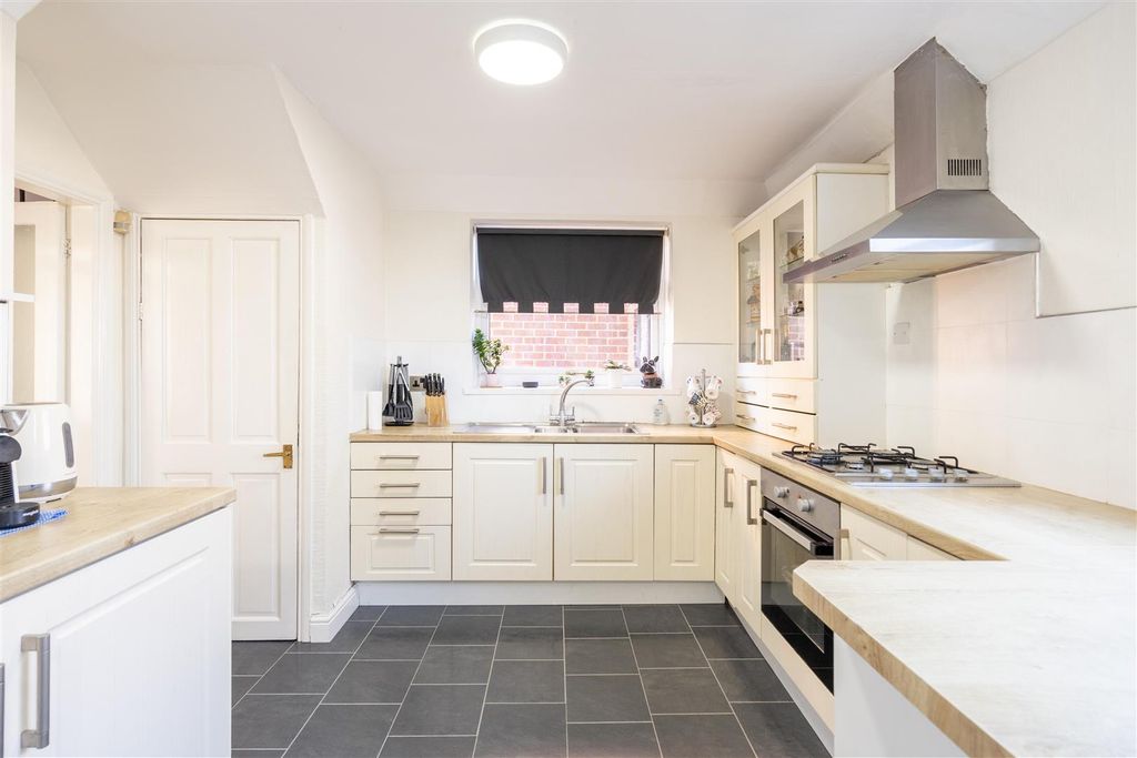 Property photo 3 of 10 Kitchen / Dining Room