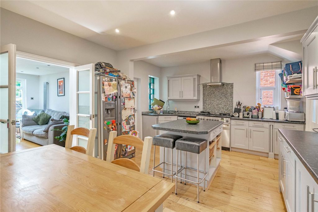 Property photo 2 of 16 Kitchen/Breakfast