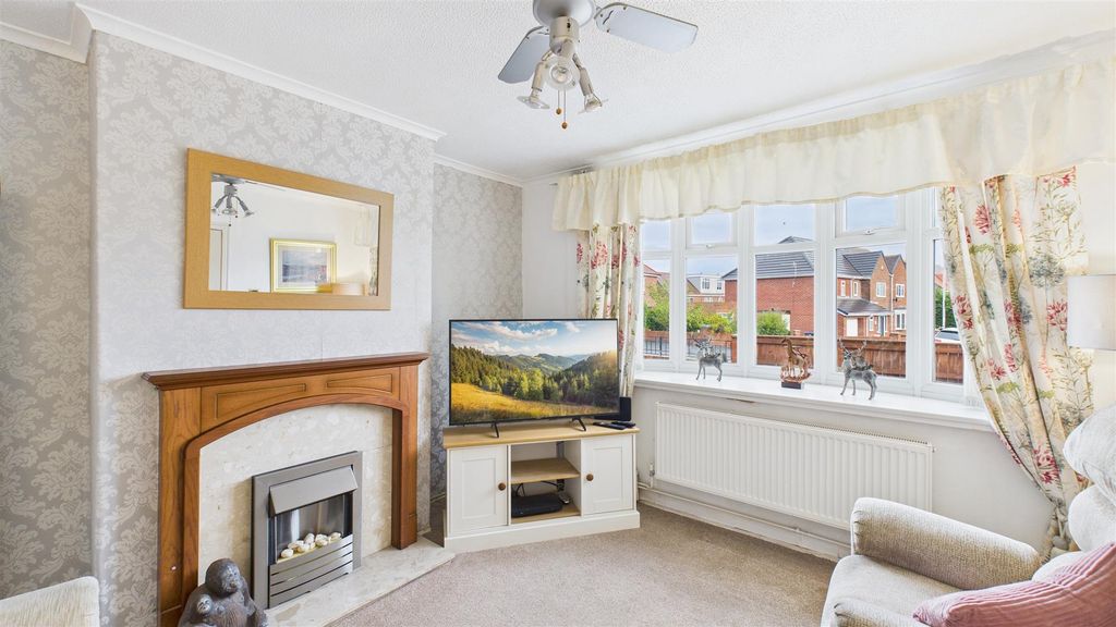 Property photo 3 of 17 Lounge