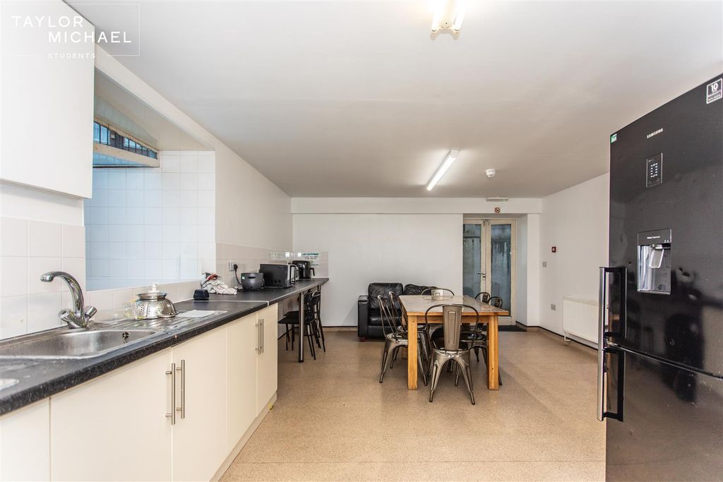 Property photo 2 of 10 Shared Kitchen