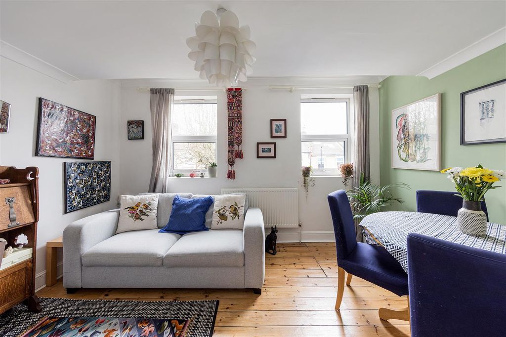 Property photo 2 of 23 Carlton Road, E17