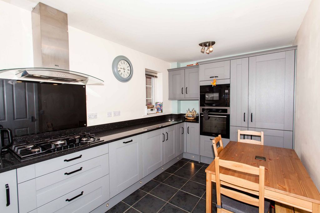 Property photo 3 of 29