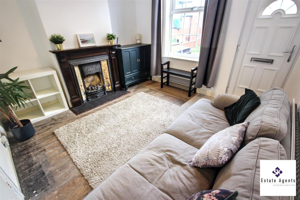 Property photo 3 of 13 Lounge