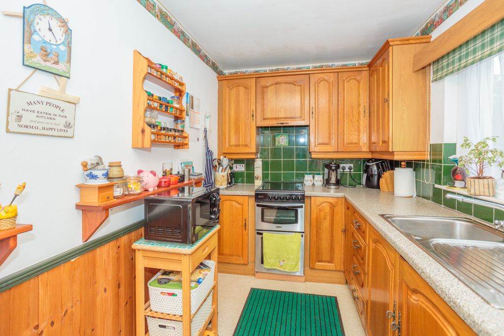 Property photo 3 of 25 Kitchen