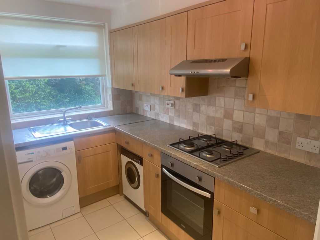 Property photo 3 of 5 Modern Fitted Kitchen