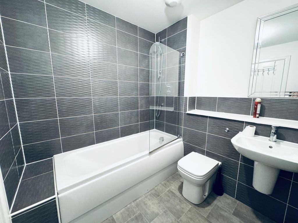 Property photo 3 of 32 Bathroom