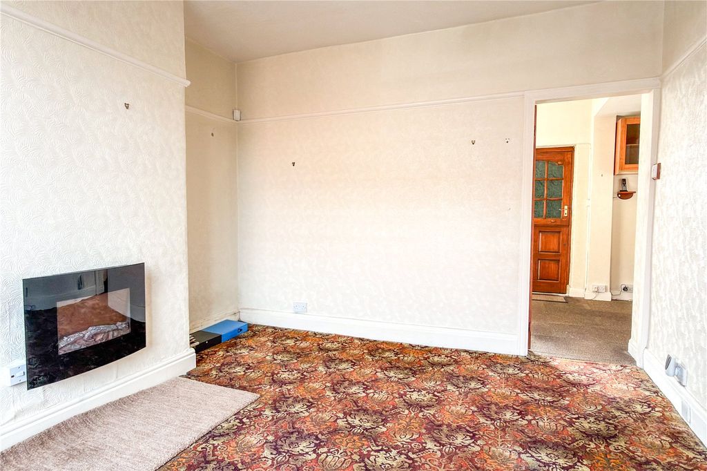 Property photo 3 of 16 Lounge