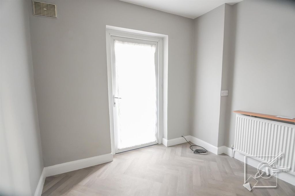 Property photo 3 of 18 Living Room