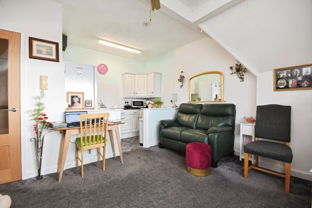 Property photo 2 of 13 Lounge