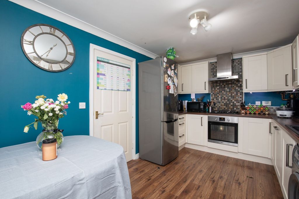 Property photo 2 of 27