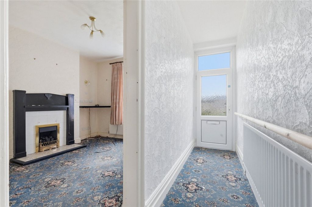 Property photo 2 of 18 Entrance Hall