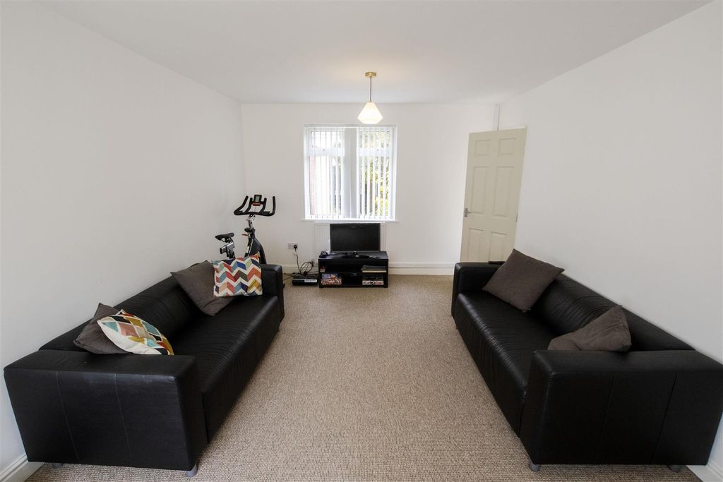 Property photo 2 of 11 Approach