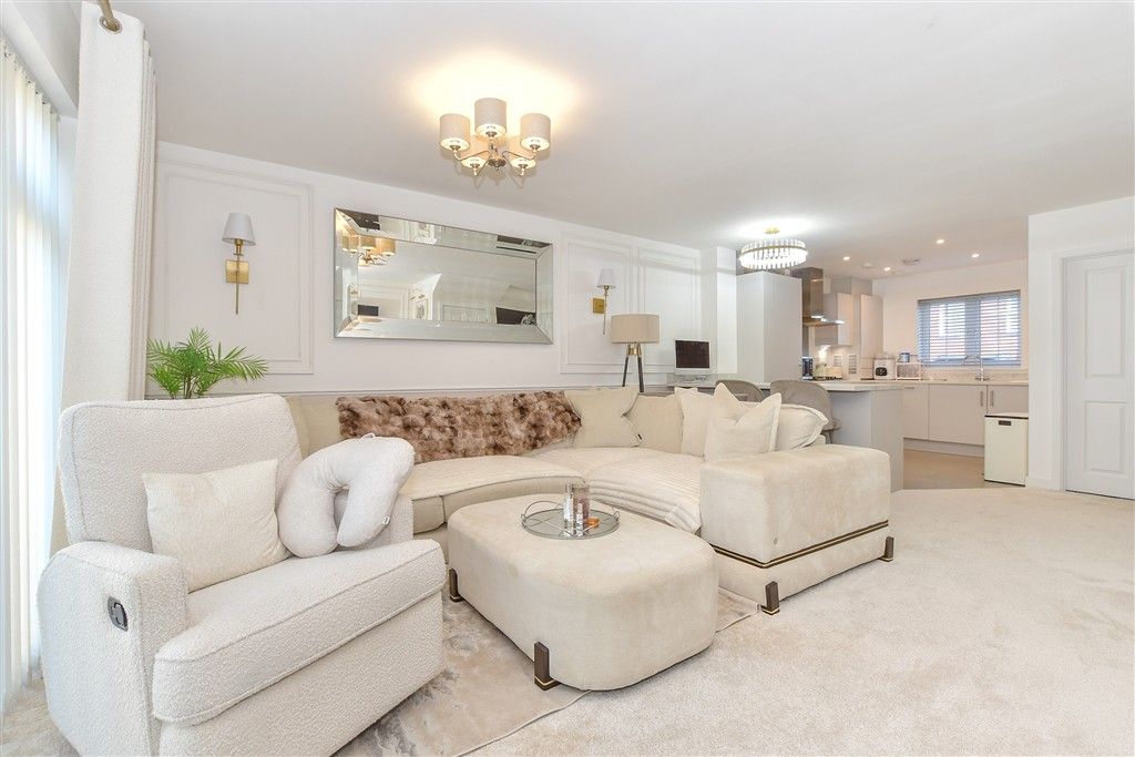 Property photo 3 of 12 Lounge