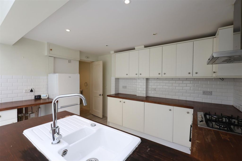 Property photo 3 of 26 Kitchen