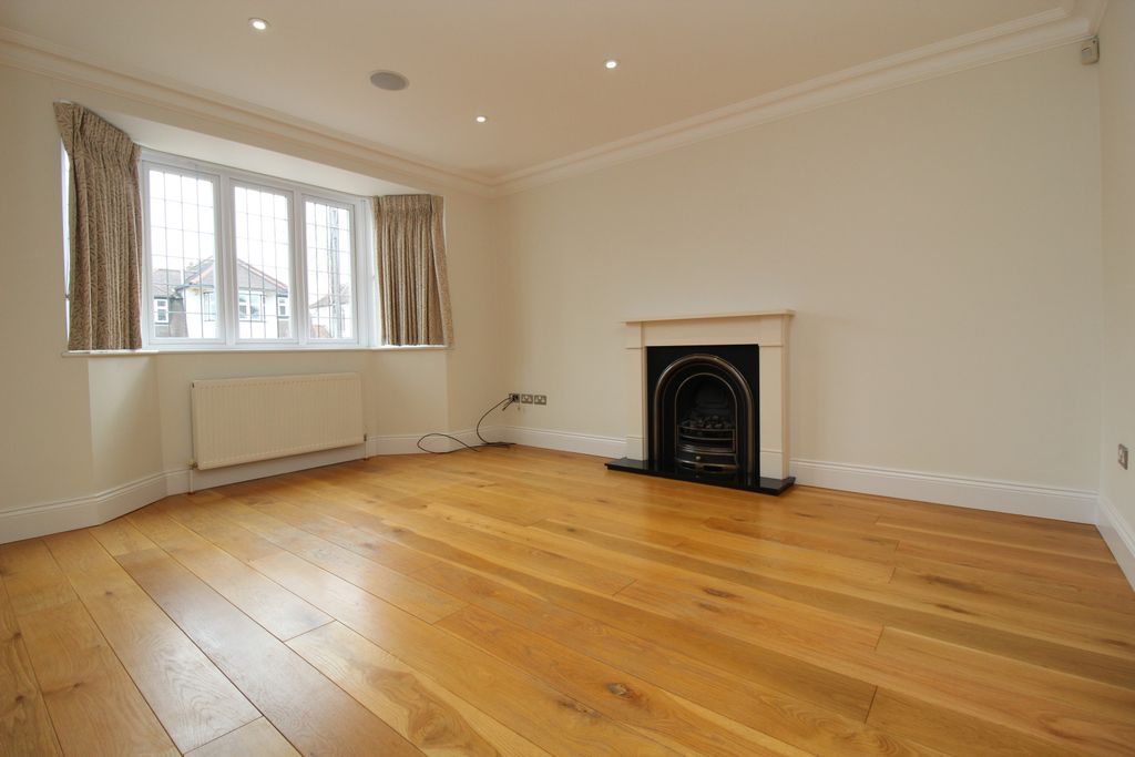 Property photo 3 of 22 Lounge