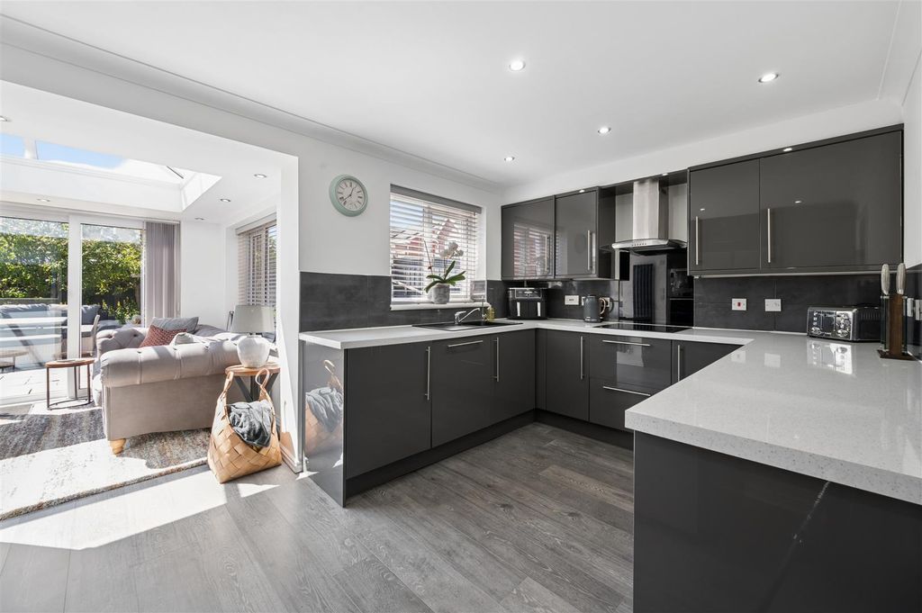 Property photo 3 of 32 Fisher Street - Kitchen