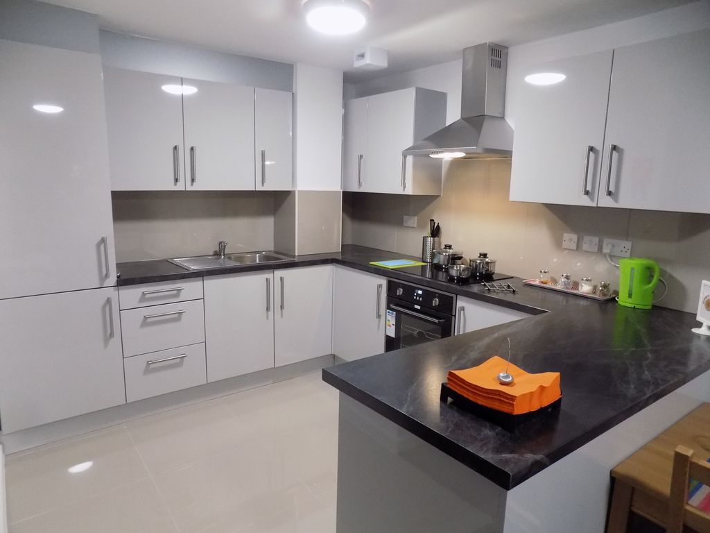 Property photo 2 of 9 Kitchen