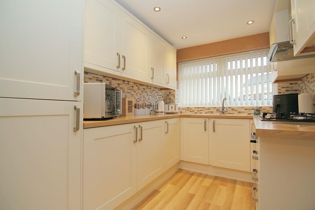 Property photo 3 of 19 Kitchen