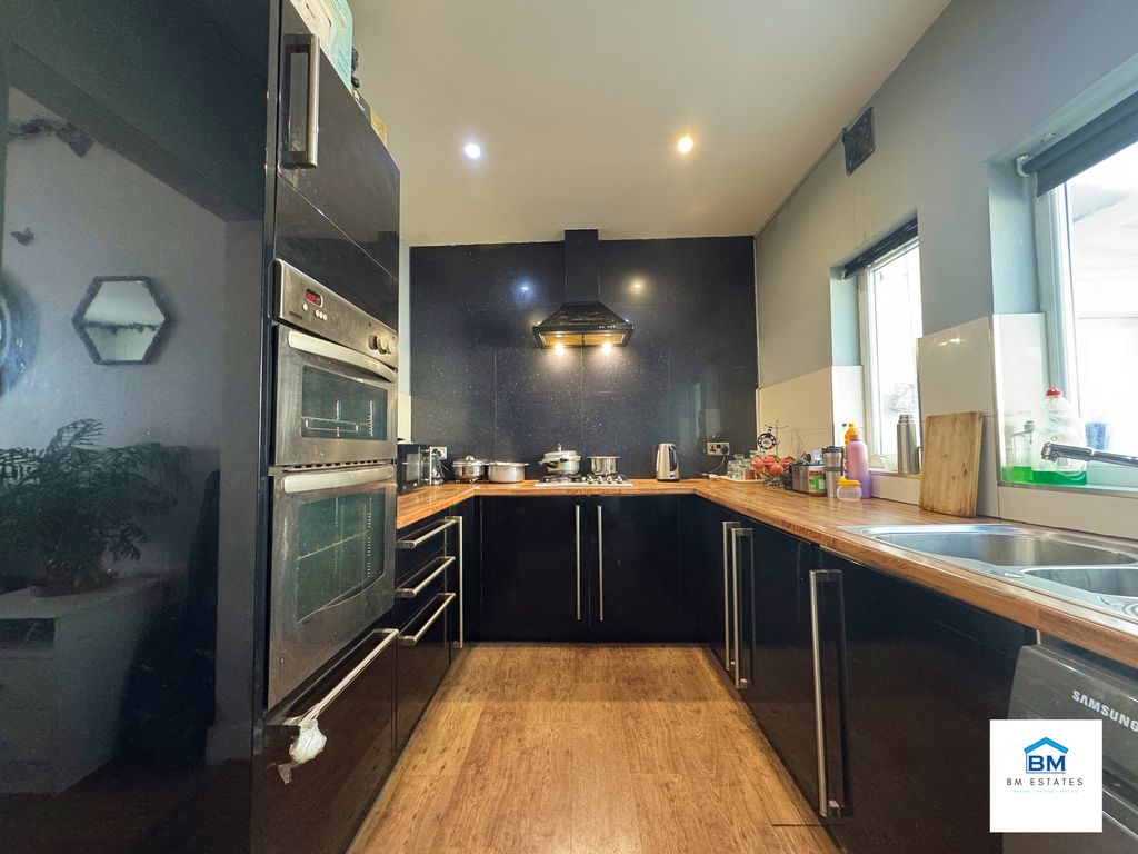 Property photo 2 of 7 Kitchen Image 1