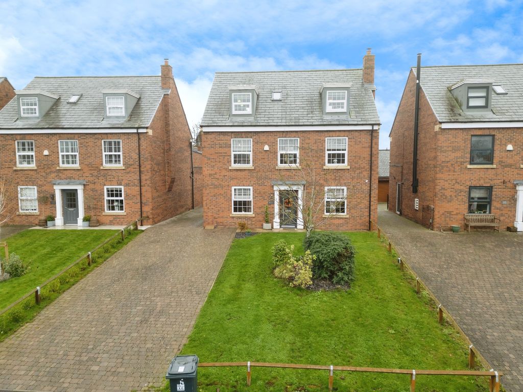 Property photo 1 of 21 Front Garden