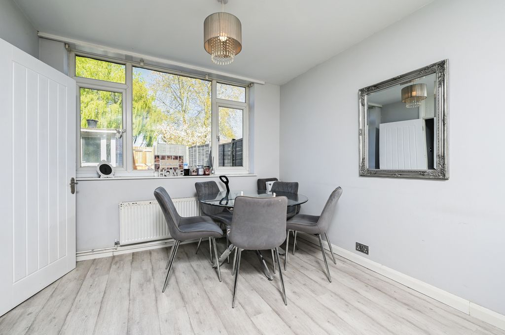 Property photo 3 of 8 137-Austen-Rd (4)