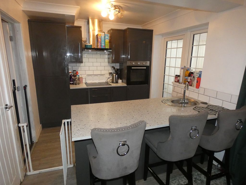 Property photo 3 of 12 Kitchen