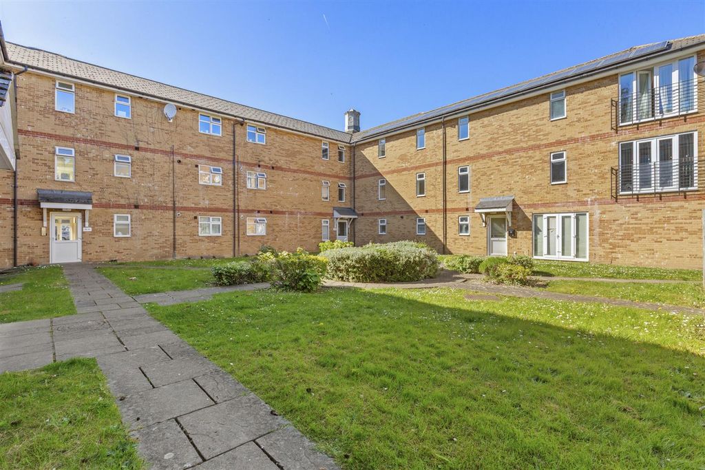 Property photo 2 of 14 10 Temple Gate, Temple End, Hp13 5Dy-11.Jpg