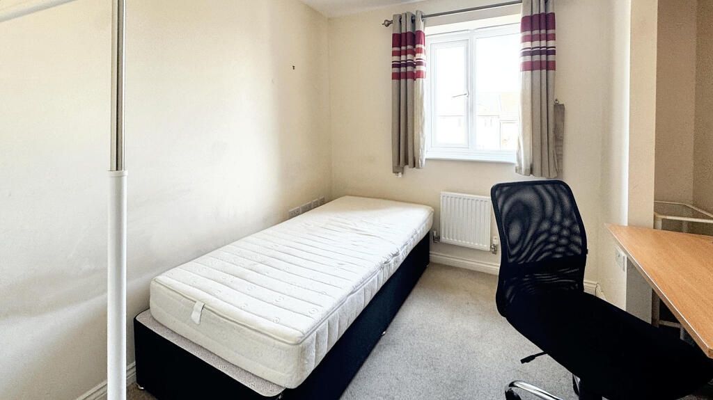 Property photo 3 of 6 A Bright And Tidy Single Bedroom Featuring A Comfo...