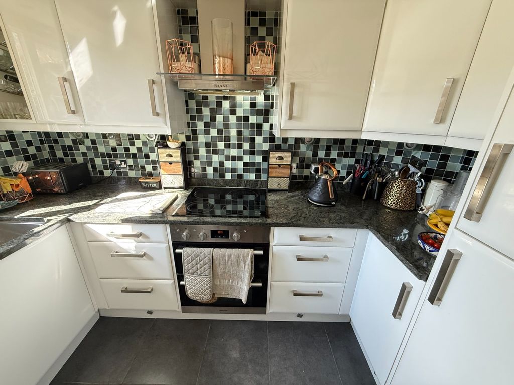 Property photo 2 of 11 5052364