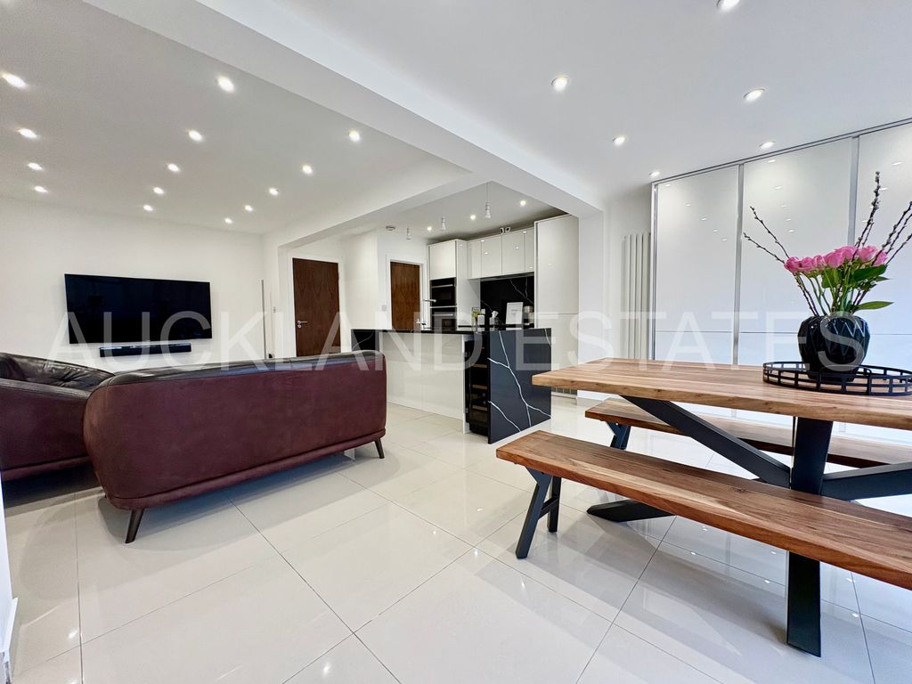 Property photo 3 of 25 Image00013