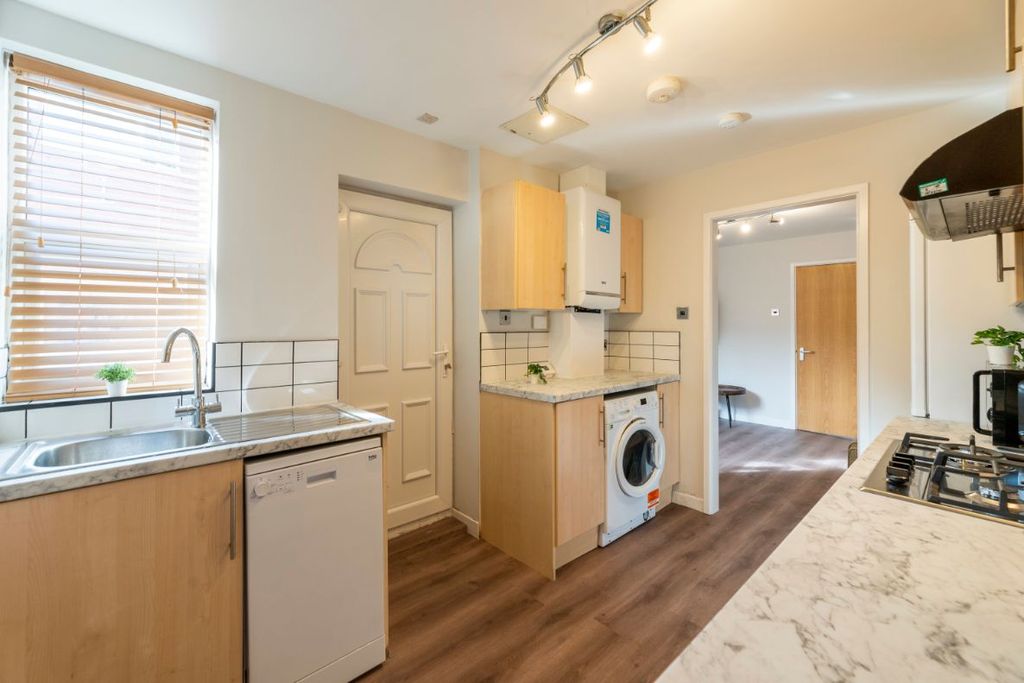 Property photo 3 of 11 62Ea - Kitchen