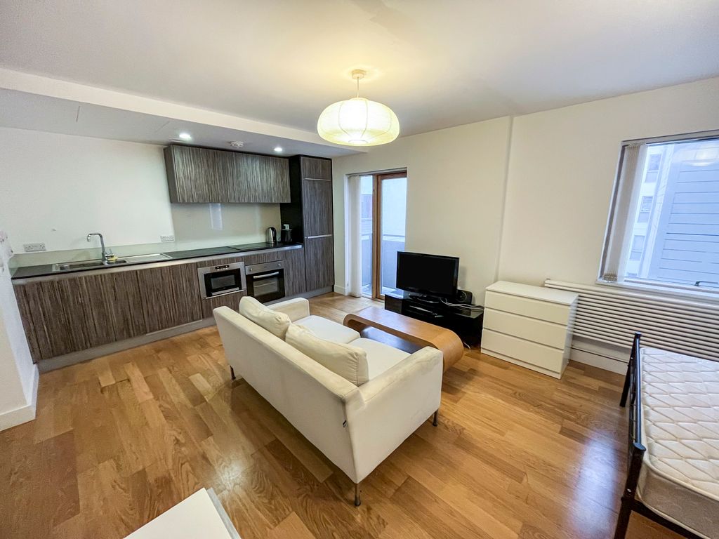 Property photo 3 of 10 Studio