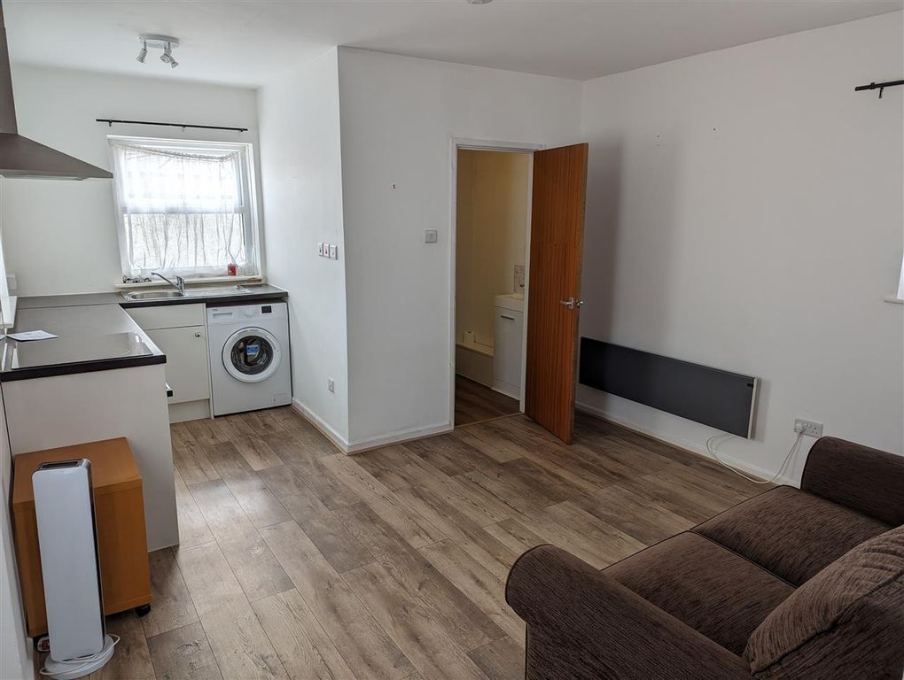 Property photo 3 of 9 Lounge