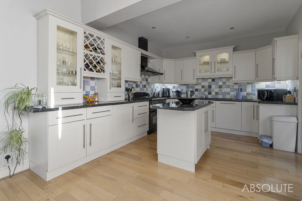 Property photo 2 of 28