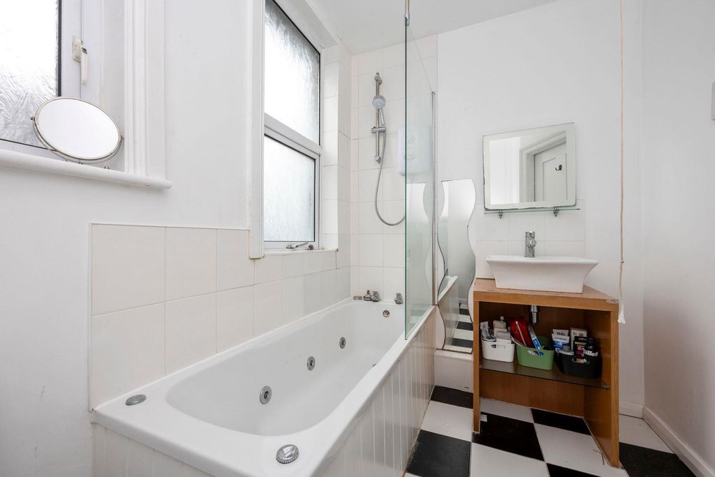 Property photo 3 of 15 Leighton Road 30 Bathroom.Jpeg