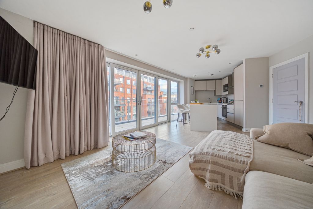 Property photo 1 of 15 1384002-28-6925Fd...