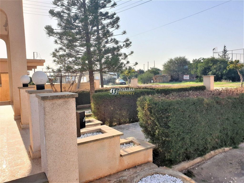 Property photo 2 of 27