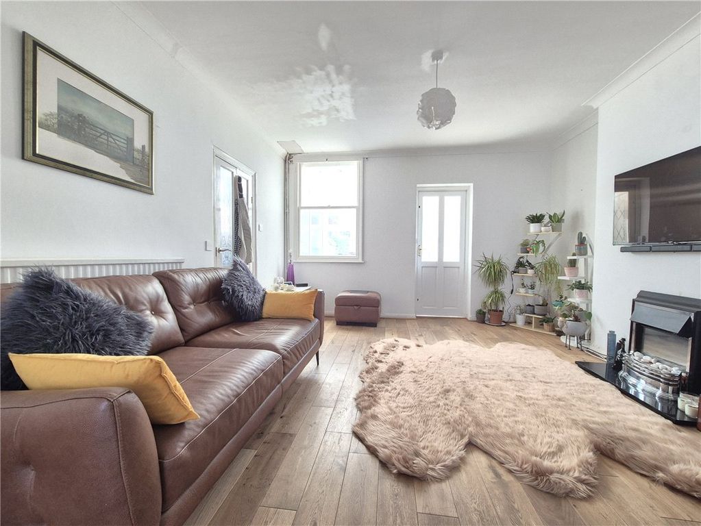 Property photo 2 of 18 Picture No. 04