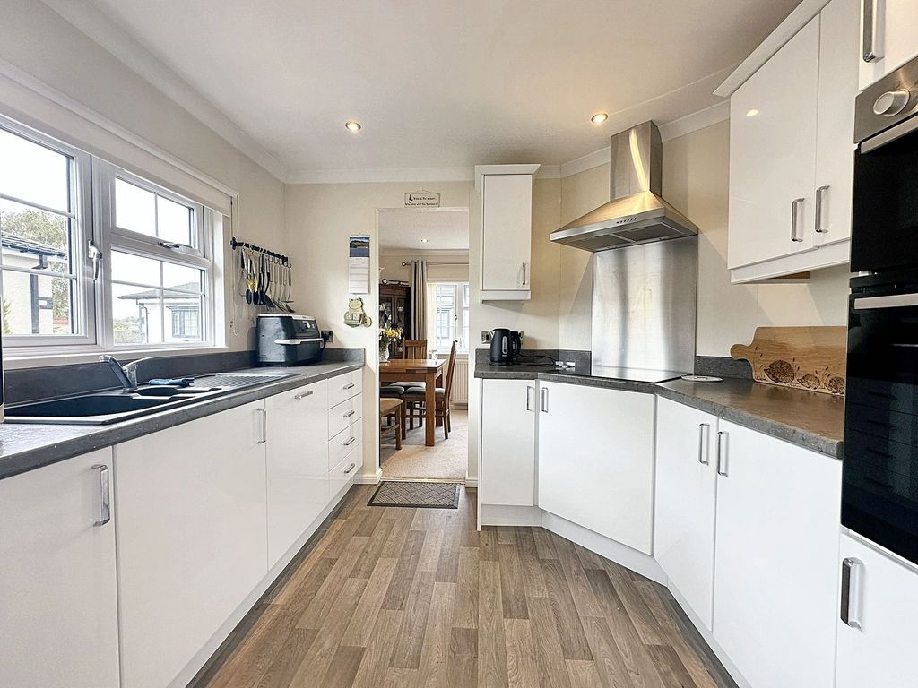 Property photo 2 of 9 Kitchen