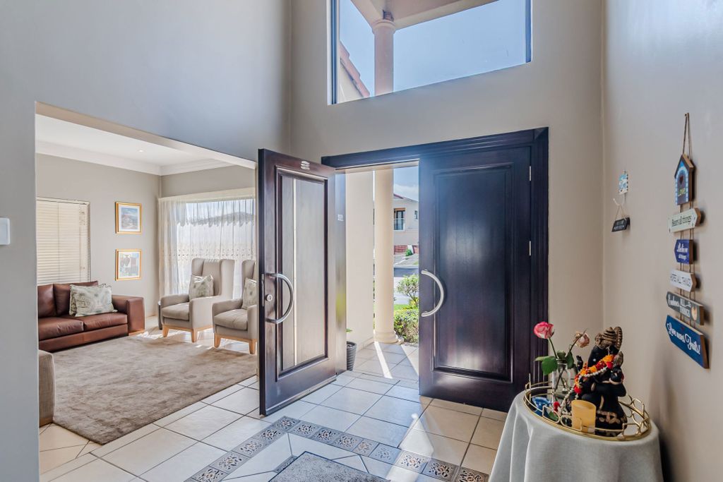 Property photo 2 of 43 Cn1721879