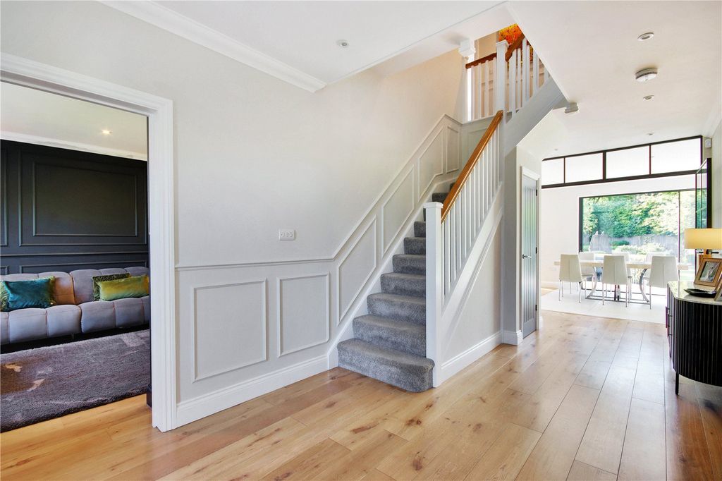 Property photo 3 of 27 Entrance Hall