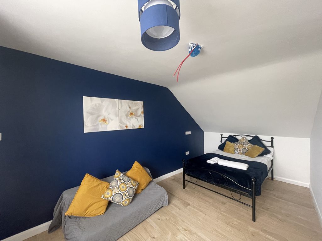 Property photo 1 of 8 Studio For Rent