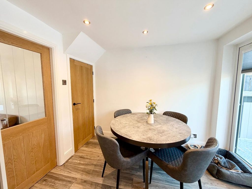 Property photo 3 of 10 Diner/Kitchen