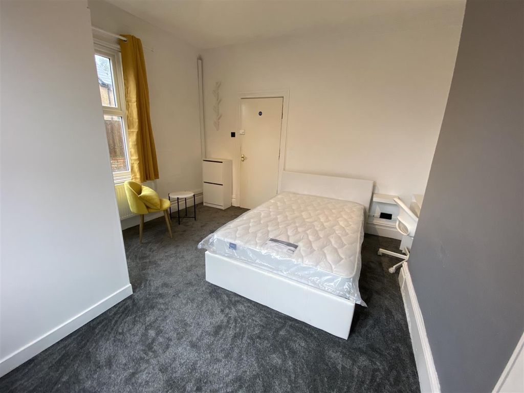 Property photo 1 of 17 Ensuite Bedroom 2