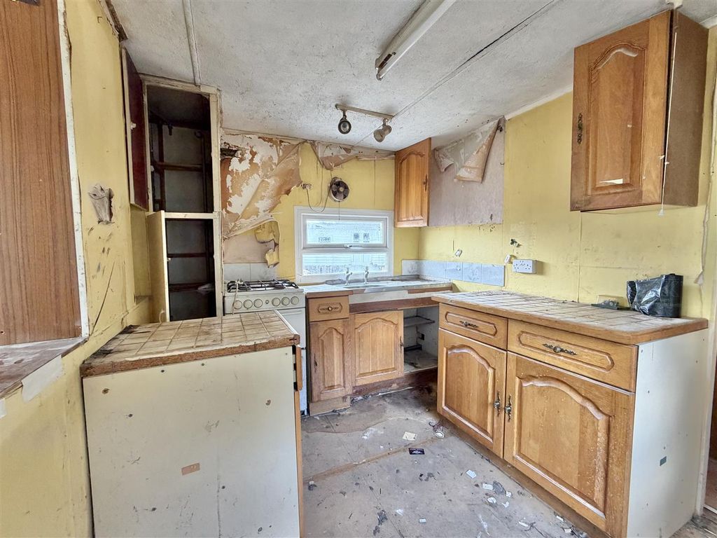 Property photo 2 of 8 Kitchen